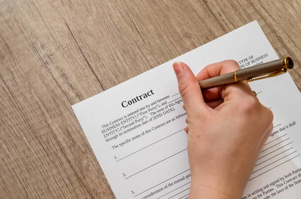 Weibliche Hand Unterschreibt Einen Vertrag Auf Dem Schreibtisch — Stockfoto