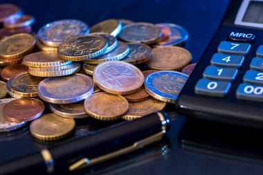 Euro madeni para ve banknot hesap makinesi, siyahta izole kalem ile.