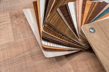 Blackwood örnekleri masa üzerinde kaplama paketleri içerir