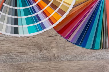 Ahşap masa arkaplanındaki renklendirme örneği