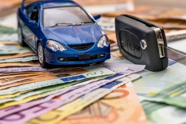 Avro banknotları üzerine mini araba ve otomobil anahtarı