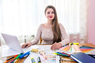 Güzel tasarımcı yeni proje geliştiriyor, kapat