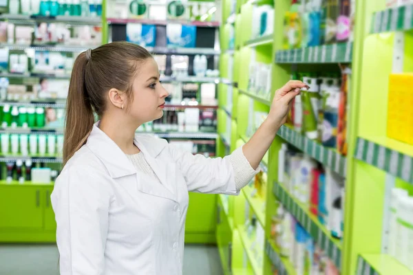 Droga Mulher Procura Medicamentos Farmácia — Fotografia de Stock