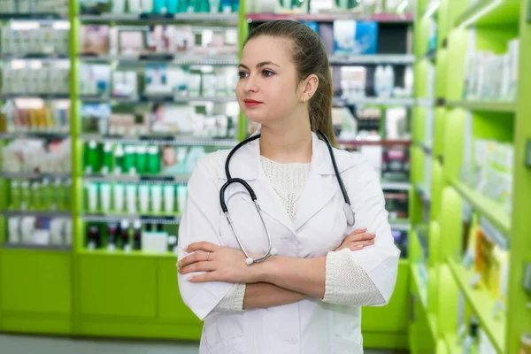 Apotheker Poseren Apotheek Met Gekruiste Handen — Stockfoto