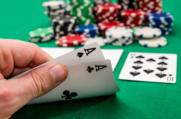 Close Jogador Poker Segurando Cartas — Fotografia de Stock