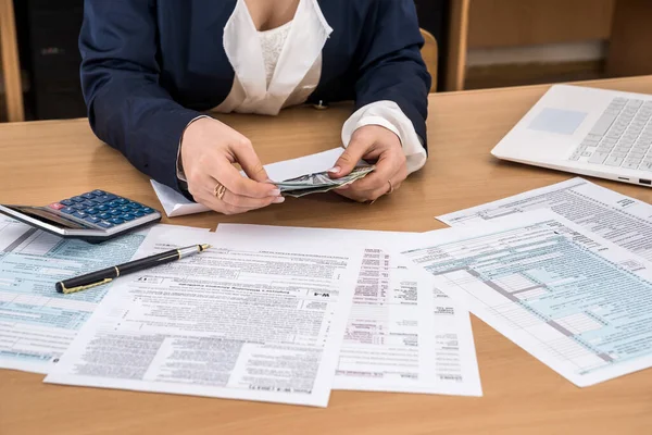 Vrouw Telt Geld Door Belastingformulieren Vullen — Stockfoto