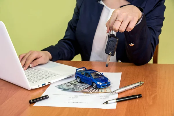 Ręce Mężczyzny Podpisywania Umowy Samochód Twierdzą Formularz Kalkulator Dolar Samochód — Zdjęcie stockowe