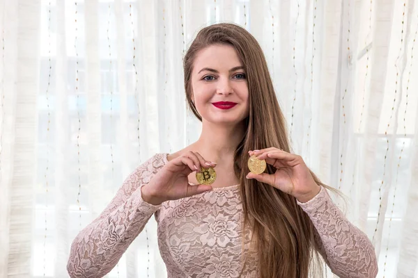 Dość Długie Włosy Kobieta Pokazując Dwa Złote Bitcoin — Zdjęcie stockowe