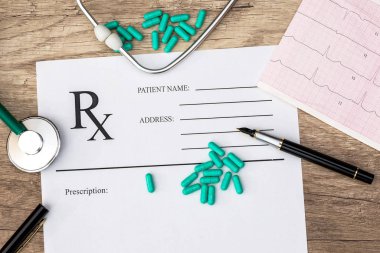 Stetoskop, kardiyogram ve Resepsiyon ilaç eczane faturalı