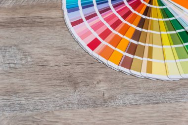 Ahşap arka planda renk örnekleyici, boyama ve yenileme