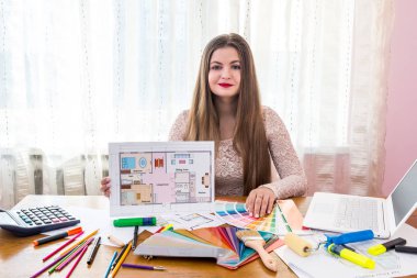 Renk örnekleri ve işyeriyle çalışan tasarımcı kadın.