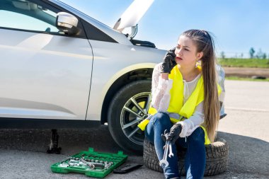 Kadını sürücüsü yapım çağrı araba servisi için yardım istemek,
