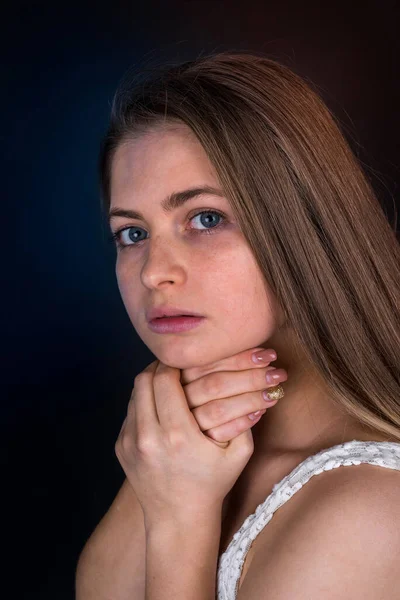 Portret Van Een Blonde Vrouw Met Handen Haar Nek — Stockfoto