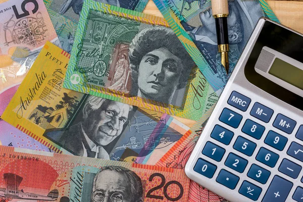 Αυστραλιανά Δολάρια Στυλό Και Αριθμομηχανή Ξύλινο Φόντο — Φωτογραφία Αρχείου