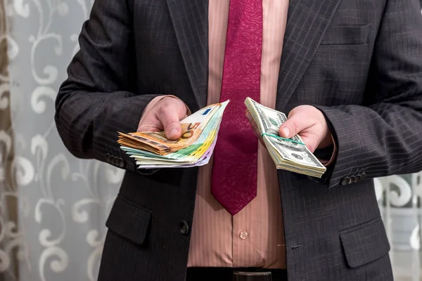 Hombre Negocios Tiene Paquete Dólares Euros Sus Manos — Foto de Stock