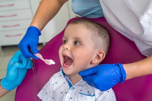 Kleine Jongen Tandheelkunde Toont Zijn Tanden Aan Dokter — Stockfoto