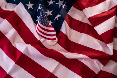 Arka plan olarak büyük ve küçük Amerikan bayrağı
