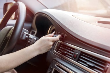 Anahtarlı kadın el, motoru çalıştırma, kapatma