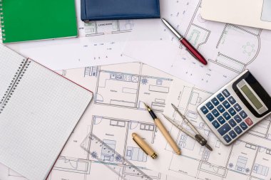 Dizüstü bilgisayarı, hesap makinesi ve kalemleriyle ev planının en üst görüntüsü