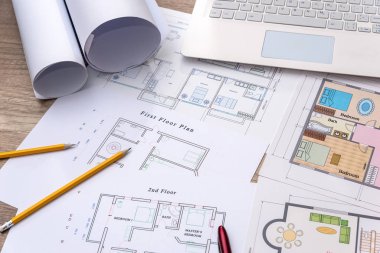 Yeni proje ve dizüstü bilgisayarla mimarın çalışma alanı