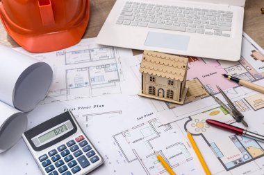 Planlı ve dizüstü bilgisayarlı ahşap ev modeli