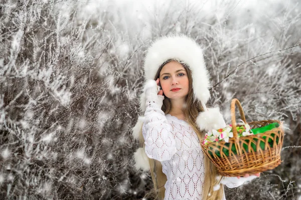 Bella Donna Nella Foresta Invernale Con Cesto Legno — Foto Stock