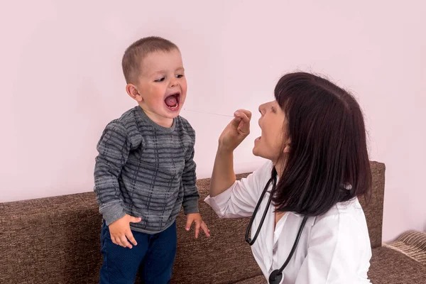 Kleine Jongen Toont Zijn Keel Aan Een Dokter — Stockfoto