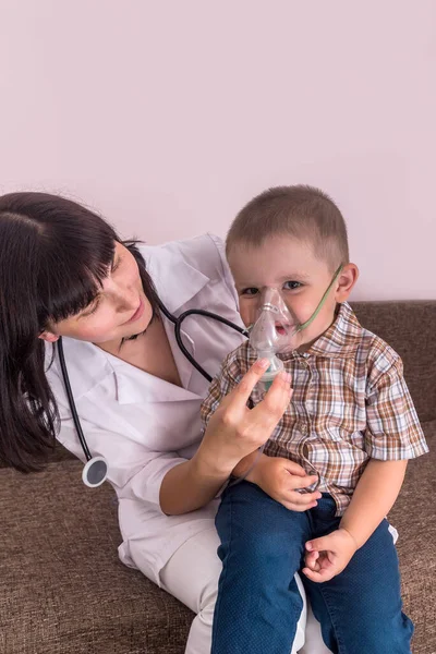 Dokter Helpen Kleine Jongen Met Vernevelaar Masker — Stockfoto