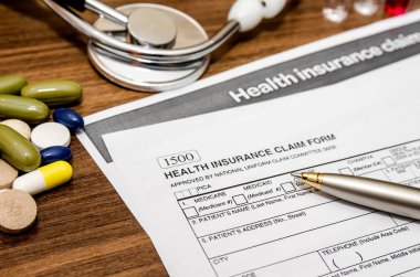 Şırıngalı tıbbi form, farklı ilaçlar, doktor steteskopu.