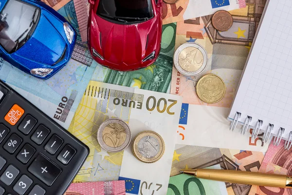 Due Auto Con Banconote Euro Blocco Note Penna — Foto Stock