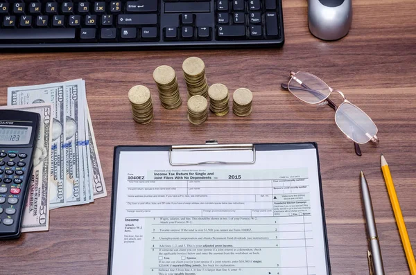 Formulario Del Impuesto Sobre Renta 1040Ez Con Dinero Pluma Mesa — Foto de Stock