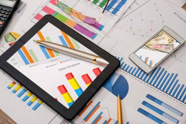iş çalışma alanı ile dijital tablet, hareket eden smartphone ve bazı Çizelgeler ve grafikler, kalem