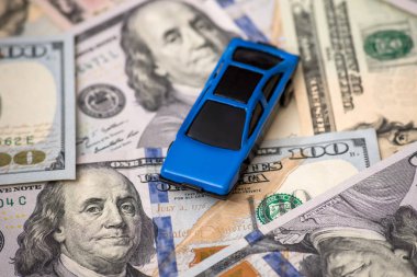 mavi araba modeli dolar faturaları üzerinde