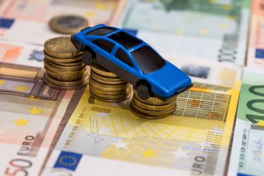 madeni para ve euro faturalarında mavi oyuncak araba