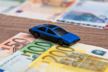 euro banknot üzerinde mavi oyuncak araba