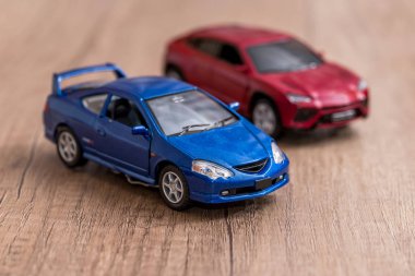 Masa üzerinde iki oyuncak araba