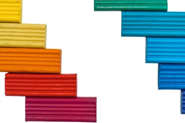 Beyaz arkaplanda izole edilmiş kil modelleme renk seti