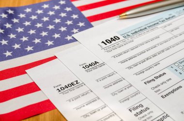 Kalem ve Amerikan bayrağıyla 1040 vergi formu