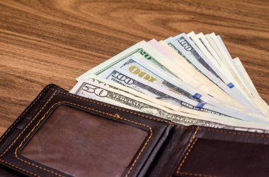 Cüzdanımız ahşap masada.