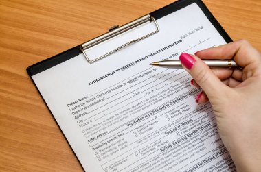 Doktorun eli boş reçeteyi dolduruyor.