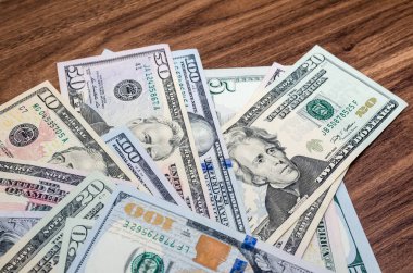 Masada farklı dolar yüzey değeri banknotları var.