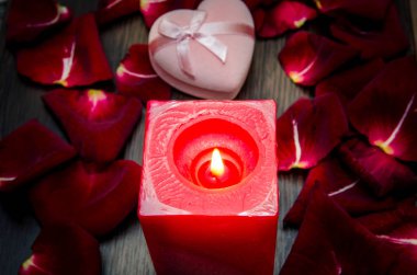 mum, kırmızı petal hediye kutusu ile masaya yükseldi. Sevgililer kavramı arka plan