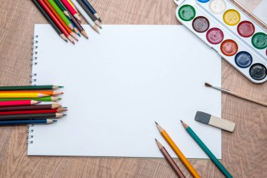 renkli boyalar, boya kalemi ve boş albüm gövdeli lineer fırçalar