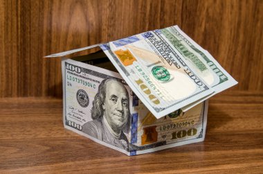 ahşap arka plan üzerinde yeni Doları ev, Bina, para izole