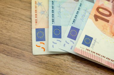 farklı Avrupa Lirası ahşap masa üstünde