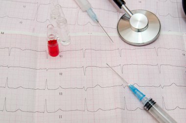 Şırınga, masada kardiyogram stetoskop