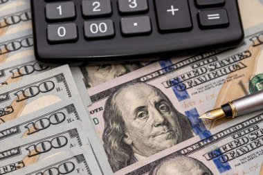 hesap makinesi ve kalem dolar faturaları üzerinde