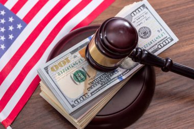 dolar, çekiç ve ABD bayrağı