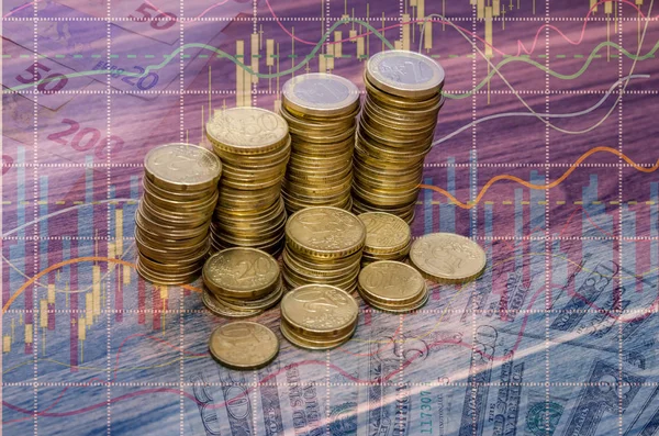 Pilha de moedas de euro dourada na mesa de madeira — Fotografia de Stock
