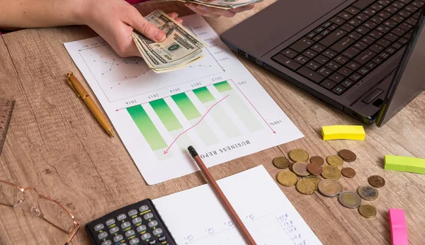 İş adamı olan iş grafikler ve analiz eder